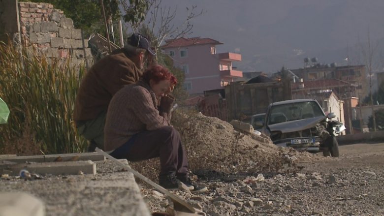 Familja Kojka në Tiranë, në trotuar për festa (Video)