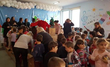 Neptun dhe Jumbo gëzojnë kopshtet e fëmijëve në Prishtinë me dhurata speciale
