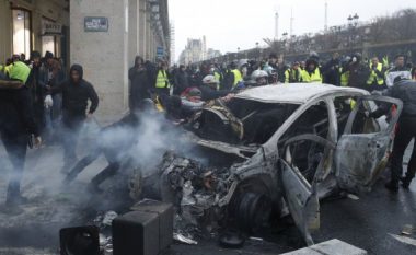 Protestat në Paris detyrojnë preidentin Macron të thërras takim urgjent me zyrtarë të lartë të sigurisë