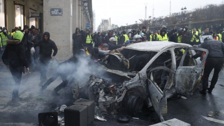 Protestat në Paris detyrojnë preidentin Macron të thërras takim urgjent me zyrtarë të lartë të sigurisë