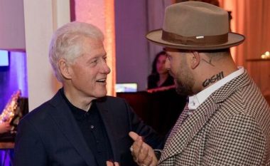 Reperi Gashi pranë Bill Clintonit: Urime Kosovë ushtria, nga unë dhe miku ynë i madh