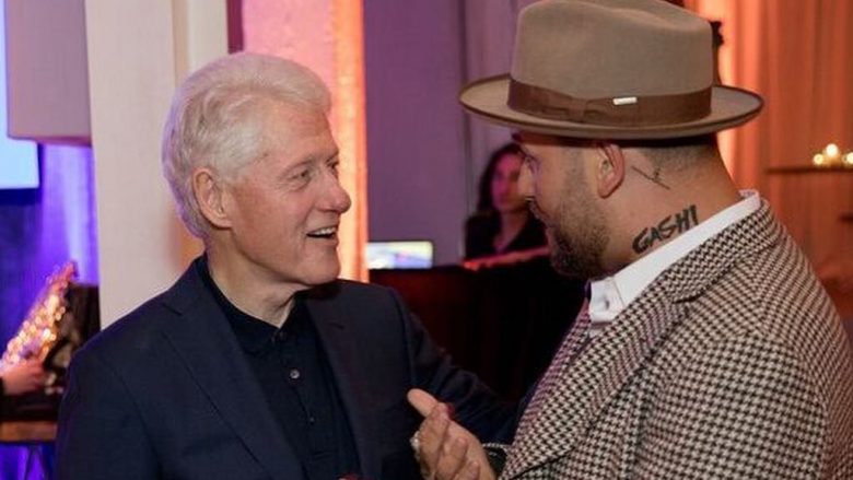 Reperi Gashi pranë Bill Clintonit: Urime Kosovë ushtria, nga unë dhe miku ynë i madh