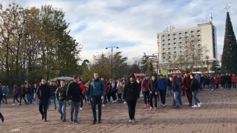 Gjimnazet bojkotojnë mësimin, i bashkohen studentëve