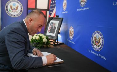 Haradinaj nënshkruhet në Librin e Ngushëllimeve për ish presidentin Bush