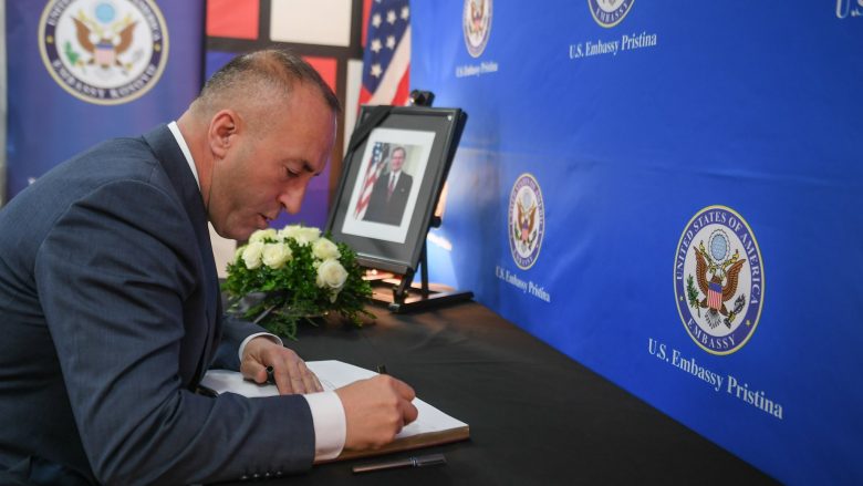Haradinaj nënshkruhet në Librin e Ngushëllimeve për ish presidentin Bush