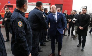 Haradinaj viziton zjarrfikësit, thotë se do të kenë pagë dhe trajtim të veçantë