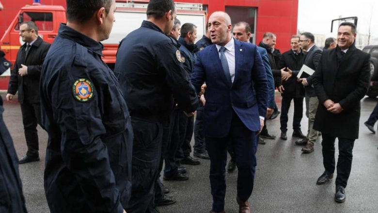 Haradinaj viziton zjarrfikësit, thotë se do të kenë pagë dhe trajtim të veçantë