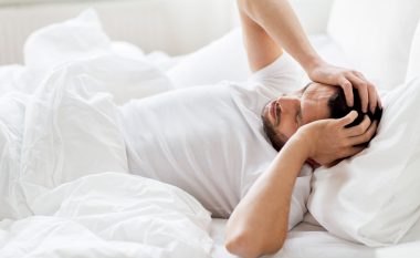 Çka i shkakton dhimbjet e kokës në mëngjes?