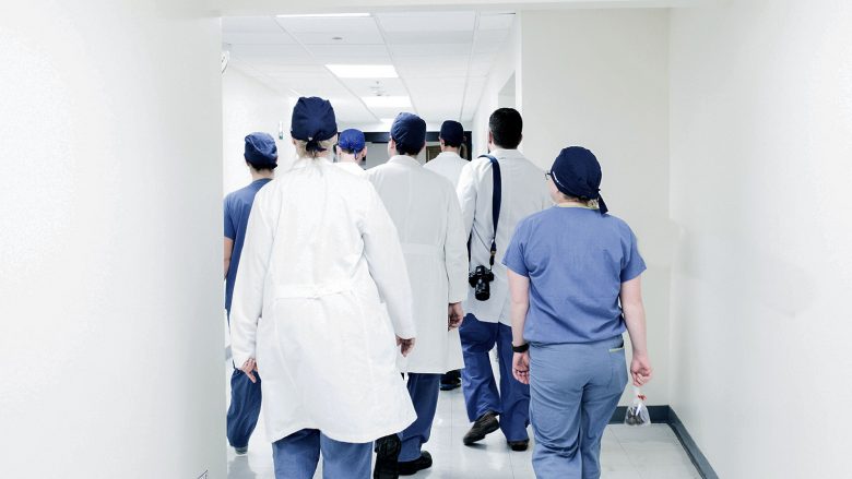 OMK: Sulmuesit e mjekëve në vendin e punës të dënohen deri në 10 vjet burg