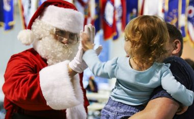 Përgjigjen psikologët: A duhet t’ua tregoni fëmijëve të vërtetën për Babadimrin
