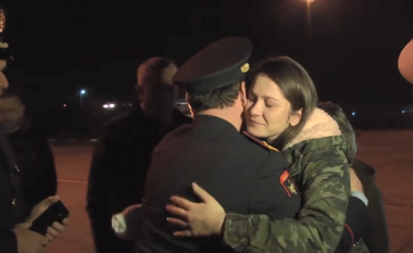 Kthehet në Shqipëri policja që humbi gishtat në protestë, pritet si heroinë (Video)