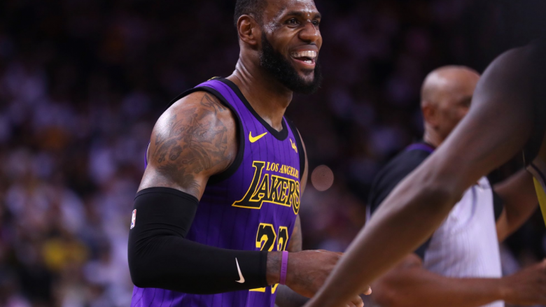 LeBron James lëndohet në fitoren e Lakersave kundër Warriors