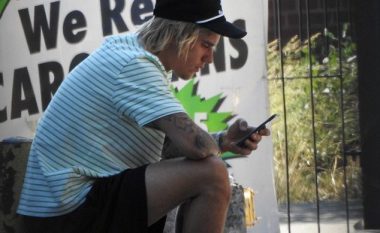 Justin Bieber ‘bombardohet’ me sms pas publikimit të numrit të telefonit ‘aksidentalisht’ në Twitter