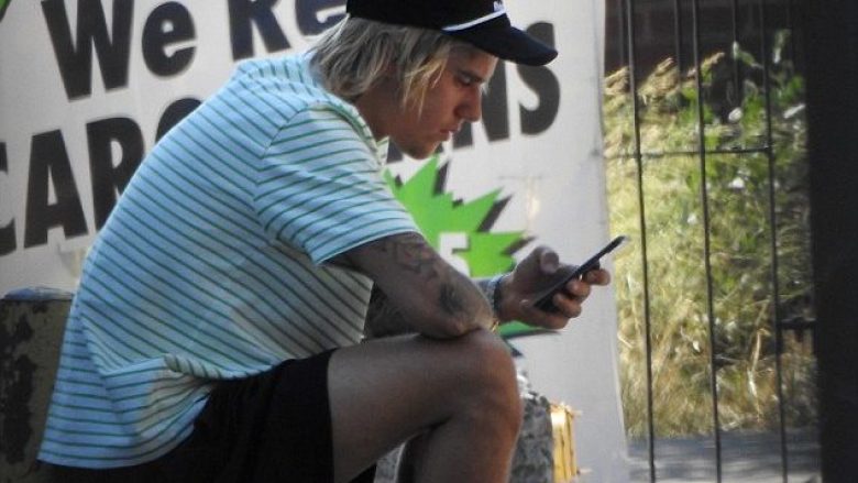 Justin Bieber ‘bombardohet’ me sms pas publikimit të numrit të telefonit ‘aksidentalisht’ në Twitter