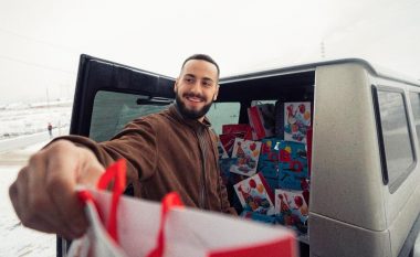 Vazhdojnë aksionet humanitare, Capital T shpërndau dhurata për fëmijët në Prishtinë