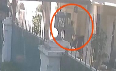 Trupi i copëtuar i gazetarit Khashoggi u bart në valixhe (Video)