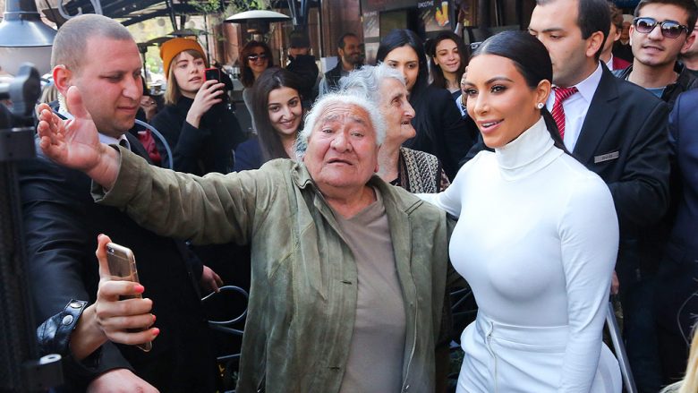Kim Kardashian vuan nga një sëmundje, kërkon ndihmën e fansave