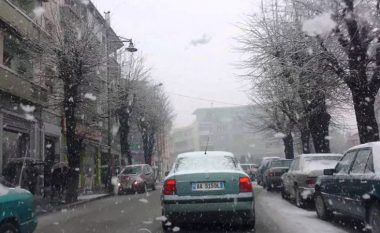 Bora e ngricat shkaktojnë probleme me qarkullimin e mjeteve në Korçë