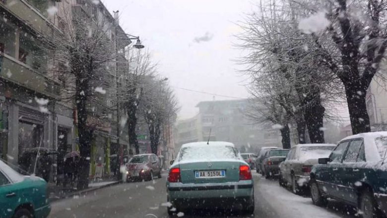 Bora e ngricat shkaktojnë probleme me qarkullimin e mjeteve në Korçë