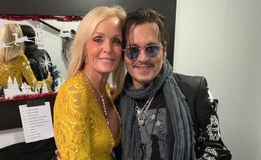 Johnny Depp i dhuron puthje miqësore Letitia Fryet