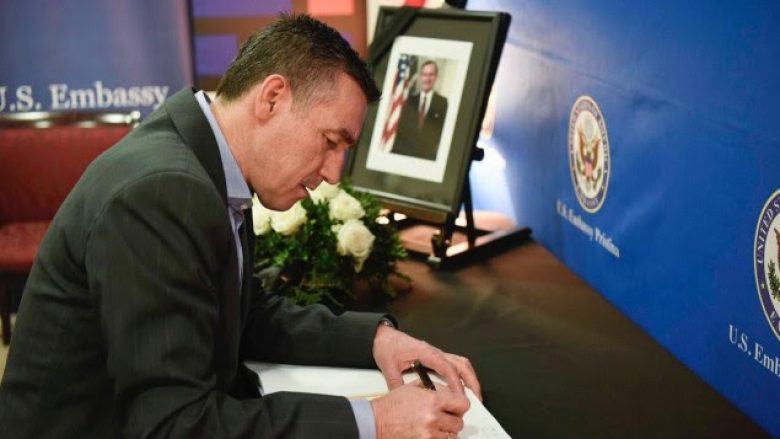 Veseli nënshkruhet në librin e zisë për George W.H. Bush