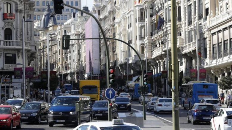 Arrin kulmi i ndotjes në Madrid, ndalohet qarkullimi i makinave të vjetra