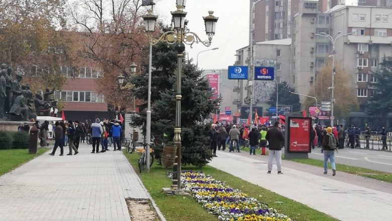 “Maqedonia bllokon” paralajmëron bllokimin e udhëkryqeve në rrugët e Shkupit