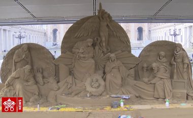 Skulpturë rëre dhe pemë 3 ton, Vatikani ndez sonte dritat e festave të fundvitit