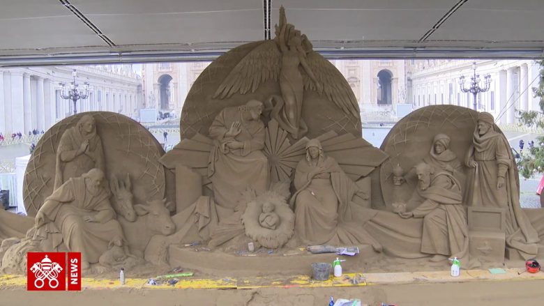 Skulpturë rëre dhe pemë 3 ton, Vatikani ndez sonte dritat e festave të fundvitit