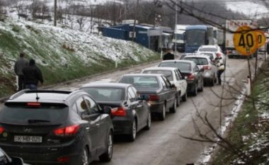 Kolona të gjata në Merdare, deri në 4 orë pritje për të dalë nga Kosova