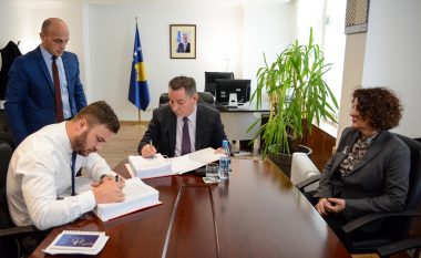 Nënshkruhet kontrata për projektin e rrugës Mitrovicë-Milloshevë