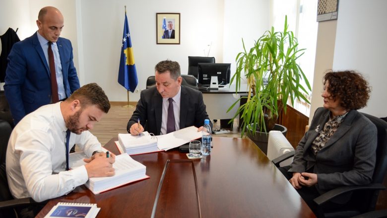 Nënshkruhet kontrata për projektin e rrugës Mitrovicë-Milloshevë