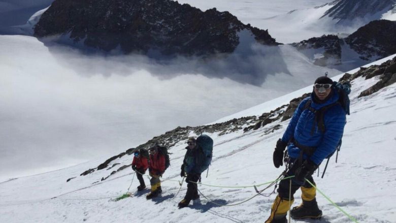 Gjatë kthimit moti ekstrem bllokon alpinistët shqiptarë, pritet evakuimi i tyre me aeroplan prej Antarktikës