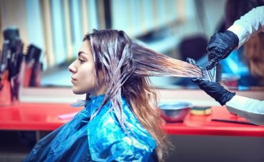 Super truqe: Si mund ta lani ngjyrën nga flokët dhe lëkura