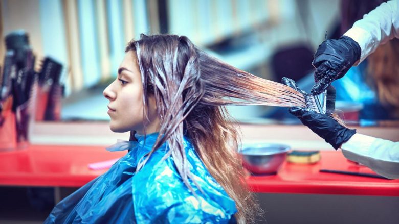 Super truqe: Si mund ta lani ngjyrën nga flokët dhe lëkura