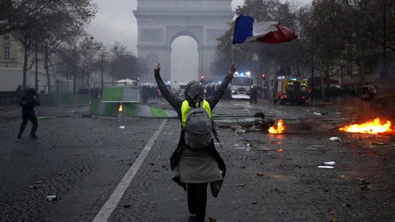135 të lënduar gjatë protestave në Francë