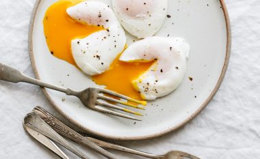 Përgatitni vezë të ziera pa lëvozhgë për kafjall! (Video)