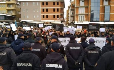 Shtyrje mes policisë dhe studentëve në Tetovë (Video)