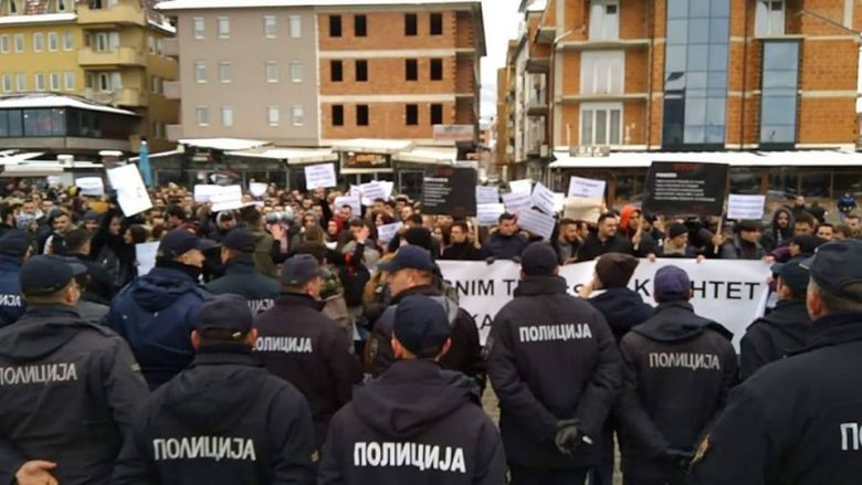 Shtyrje mes policisë dhe studentëve në Tetovë (Video)