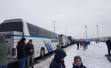 Mërgimtarët kosovarë po përballen me pritje të gjata në kufirin Kroaci-Serbi (Video)