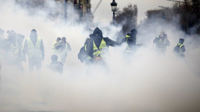 Protestuesit përleshen me policinë në Paris, dhjetëra të arrestuar (Video)