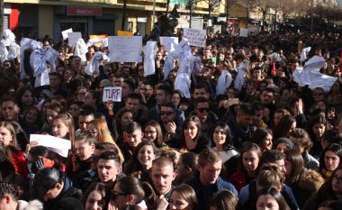 Studentët vijojnë protestën, mblidhen sërish para Kryeministrisë