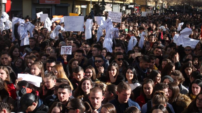 Studentët vijojnë protestën, mblidhen sërish para Kryeministrisë