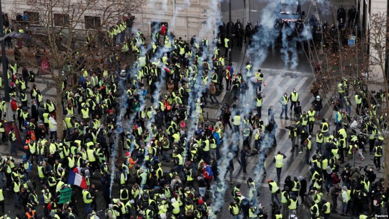 Vazhdojnë protestat në Paris, Policia përdor gaz lotsjellës (Video)