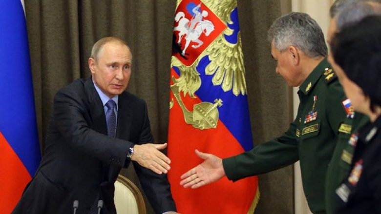 Putin i thotë gjeneralit rus të forcojë ushtrinë, pas kërcënimit të Trump për largim nga traktati bërthamor!