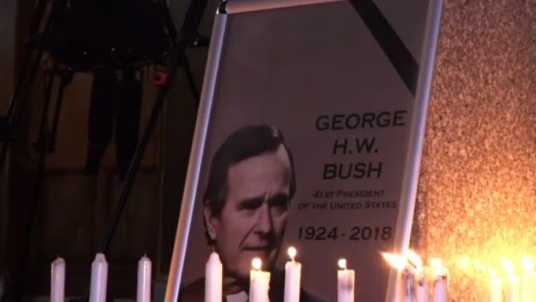 Në Prishtinë ndizen qirinj në nderim të ish-presidentit George H.W. Bush
