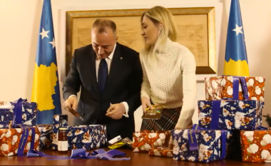  Haradinaj shpërndan dhurata për fëmijë dhe uron Vitin e Ri (Video)