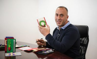 Haradinaj nënshkruan kartolinat e urimeve të fundvitit, të punuara nga fëmijët me Down Syndrome