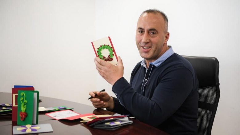 Haradinaj nënshkruan kartolinat e urimeve të fundvitit, të punuara nga fëmijët me Down Syndrome