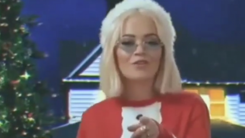 Rita Ora si “nënadimreshë” këndon këngën e Krishtlindjeve